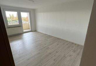 Leerer Raum mit Balkonblick