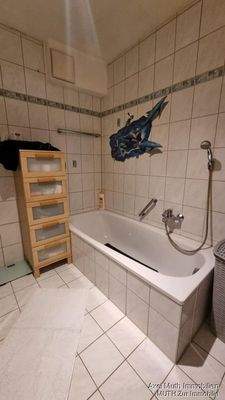 Badezimmer mit Wanne u. Dusche