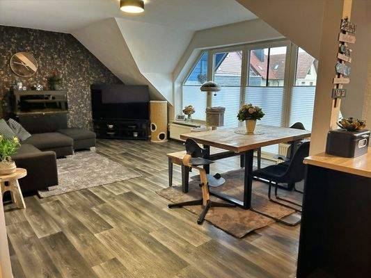 Wohn-/Essbereich mit Zugang zum Balkon