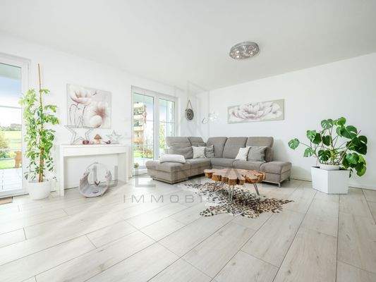 EG: Heller Wohnbereich mit stilvollem Ambiente und Terrassenzugang