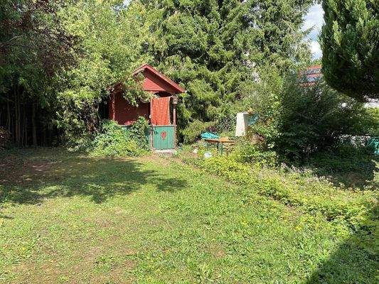 ...mit kleinem Gartenhäuschen.