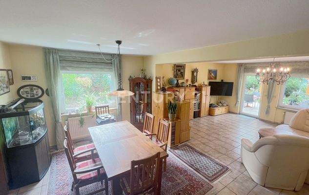 Großes Wohn-/Esszimmer...