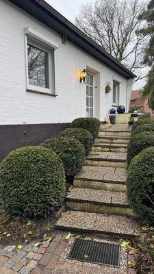 wenige Stufen zum Eingang