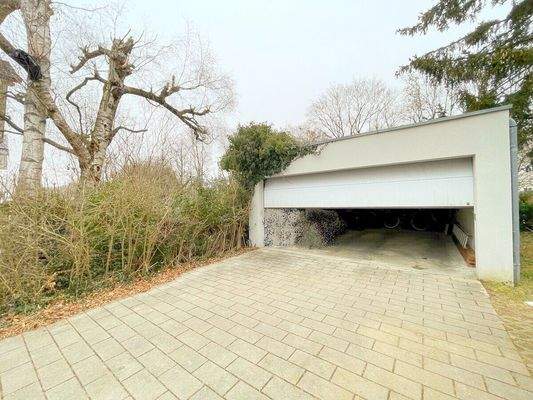 Große Garage mit Sektionaltor auf den Grundstück