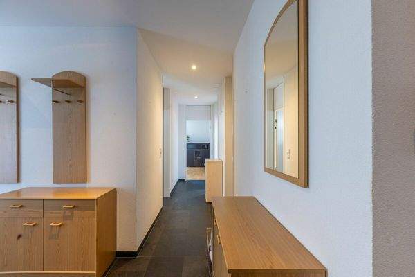 Heller Gang mit Einbauspots