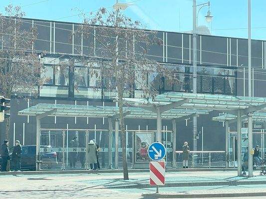 Straßenbahn am Gebäude