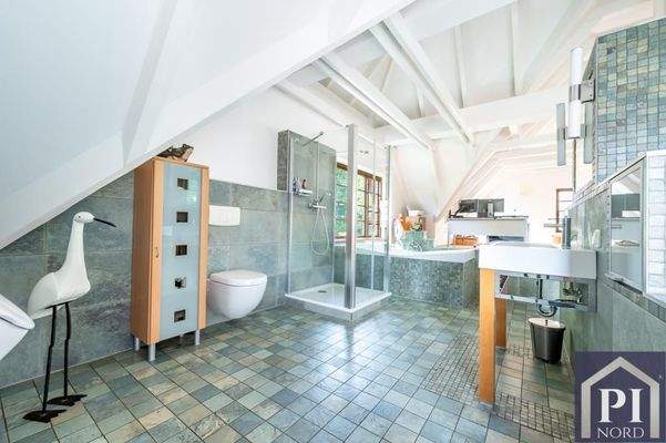 Offenes Badezimmer im Dachgeschoss