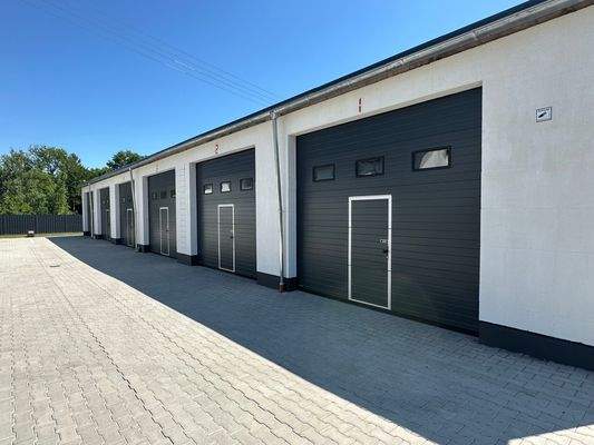 Lagerhalle mit neuem Tor