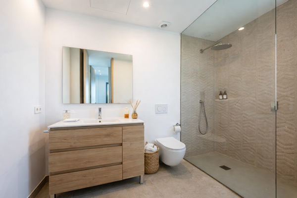 Moderne Badezimmergestaltung in neutralen Tönen