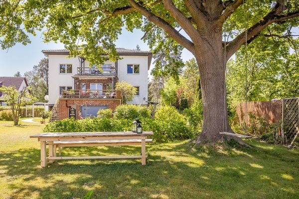 Blick von der Wasserseite in den Garten und auf die Villa