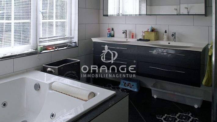 Bad mit Doppelwaschbecken und bodengleiche Dusche