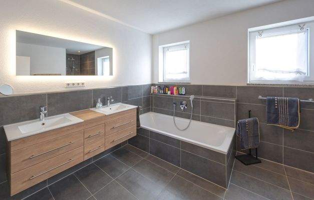 Badezimmer mit Badewanne