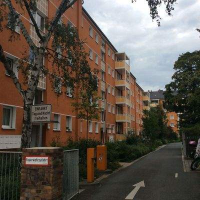 Einfahrt Stellplätze mit Schranke .JPG