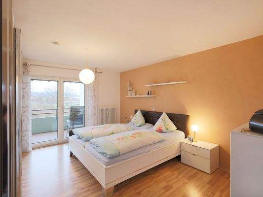 Helles Schlafzimmer mit Balkonzugang