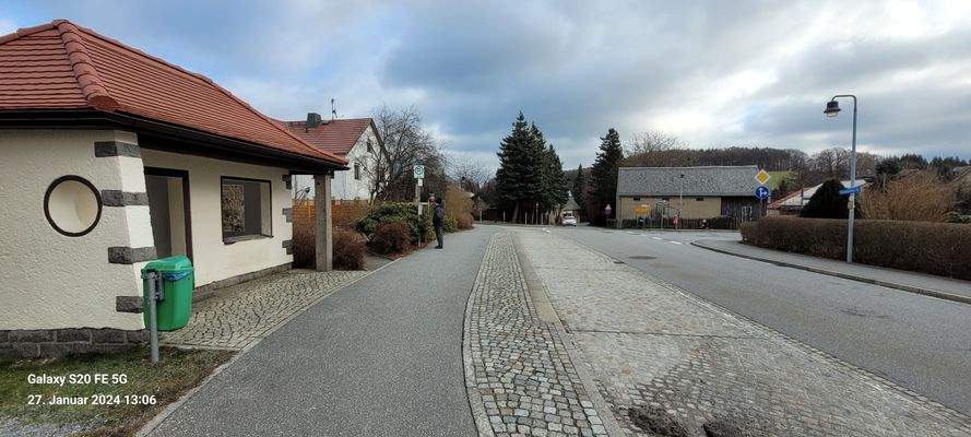 Die Bushaltestelle im Ort.jpg