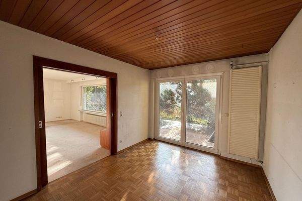 Separates Esszimmer mit Zugang zur Terrasse