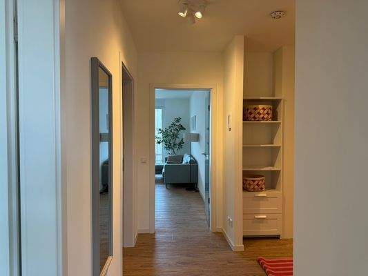 Moderner Flur mit Wohnzimmer