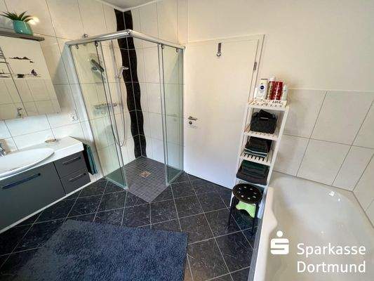 Modernisiertes Badezimmer - Erdgeschosswohnung