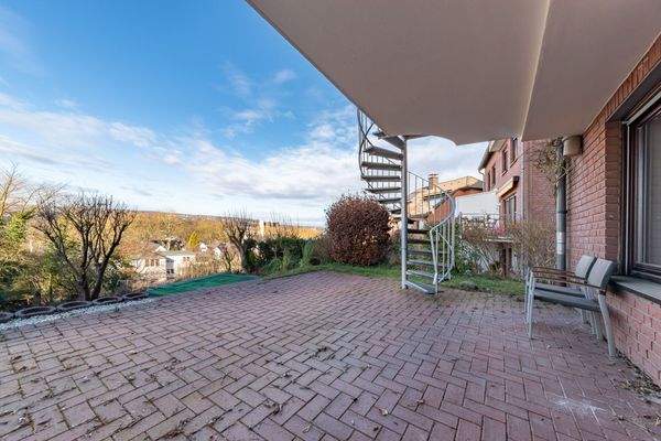 Terrasse m. Treppenaufgang zum Balkon