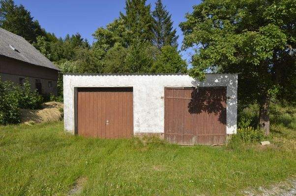 Zwei Garagen auf dem Grundstück