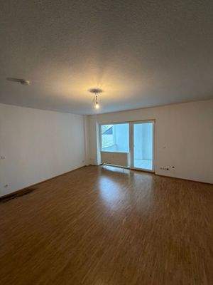 Wohnzimmer mit Parkettboden