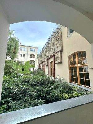 ..Blick ins Grüne im Innenhof.jpg