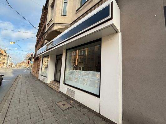 Große Schaufensterfläche in exponierter Sichtlage