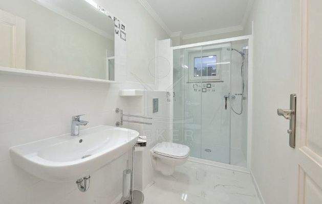 Weiteres Bad mit großer barrierefreien Dusche, etc.