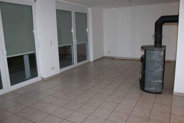 Großzügiger und heller Wohnbereich mit Gartenzugang