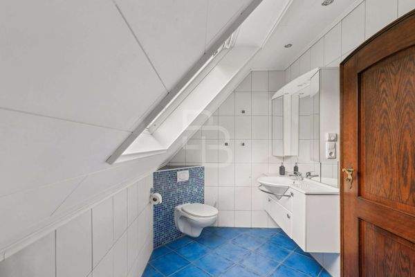 Modernisiertes Bad mit Dachfenster