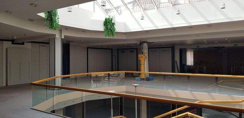 Verkaufsflächen unter Lichtkuppel