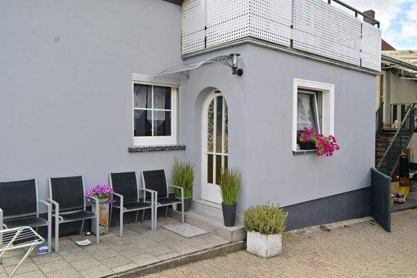 Hauseingang mit Windfang und Balkon