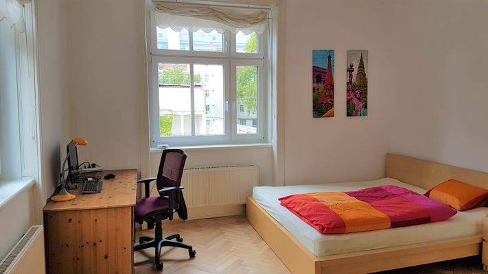 Schlafzimmer / Bedroom