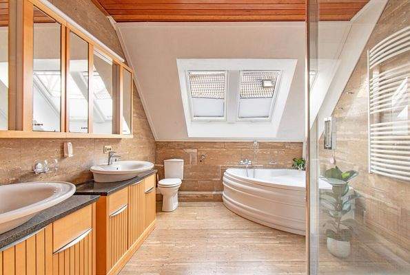 Geräumiges Badezimmer mit Badewanne, Dusche und Doppelwaschbecken