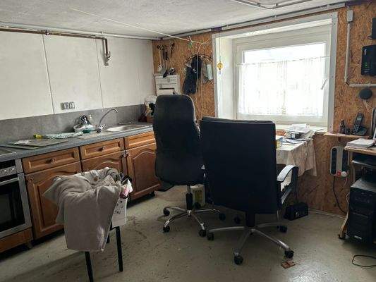 KG: Vorratsraum mit Küche