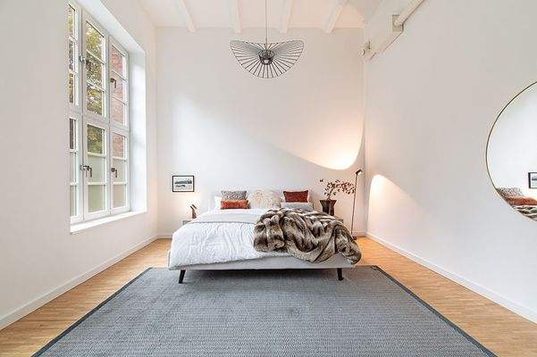 Großes, helles und ruhig gelegenes Schlafzimmer