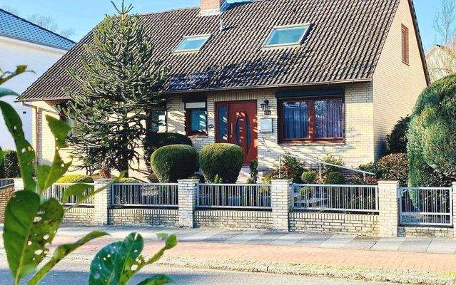 Frontseite mit Eingang und Garage