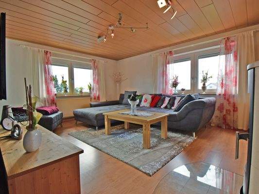 Lichtdurchflutetes Wohnzimmer