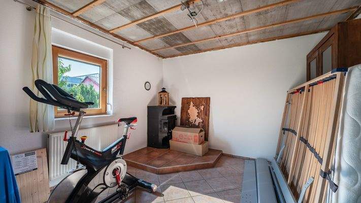 Offenes Zimmer im Erdgeschoss mit Terrassenzugang