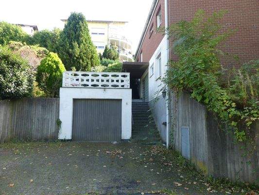 Einfahrt mit Garage und Außenstellplatz