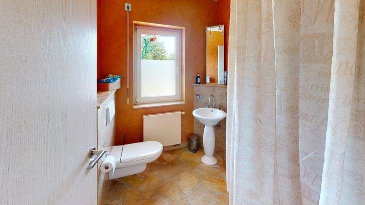 Tageslichtbad mit Dusche im EG