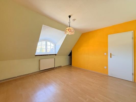 geräumiges Schlafzimmer