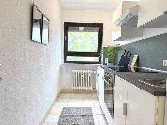 Helle Küche mit Fenster