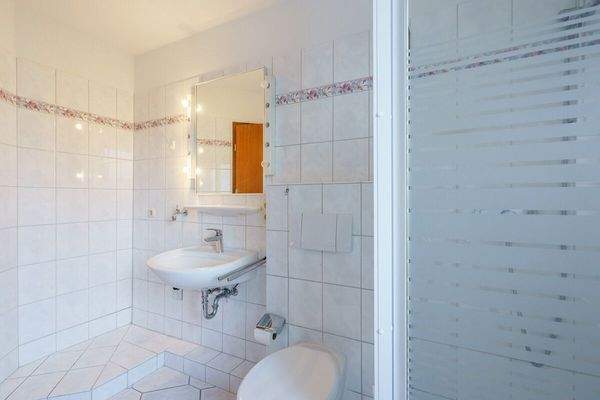 Ansicht Badezimmer mit Waschmaschinenanschluss