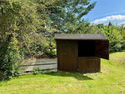 Geräteschuppen und Komposthaufen