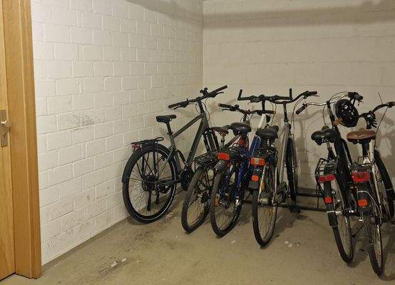 Fahrradplatz im Keller.jpg