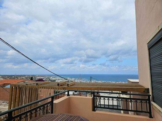 Kreta, Koutouloufari: Haus im Dorfzentrum mit großer Dachterrasse mit herrlichem Blick auf Hersonissos und das Meer zu verkaufen