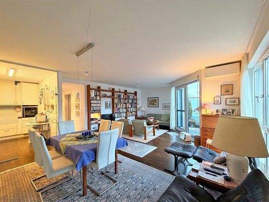 Essbereich mit Zugang zur Küche