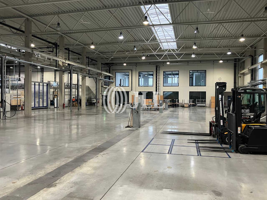 Produktionsfläche unter Kran