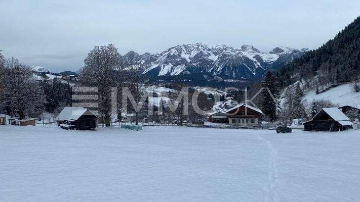 TRAUMHAFTES GROSSGRUNDSTÜCK MIT DACHSTEINBLICK